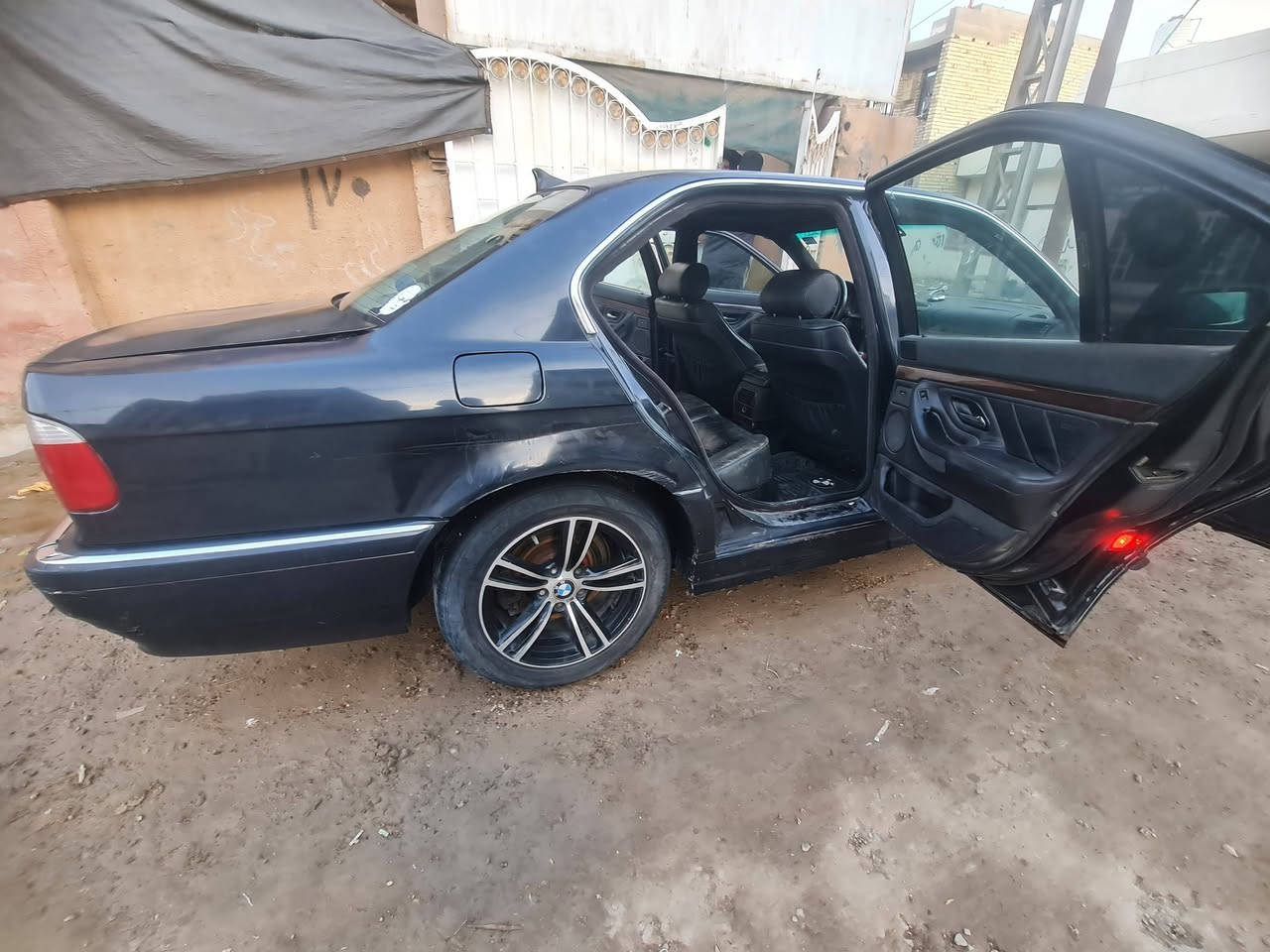 سلام عليكم 
بي ام دبليو 740  
موديل 98
 8سنلدر 
مكينة وكيرخير من الله شعلة ومعدل
مشروع وطني ..حساسات شغالا 
كهربائيات شغالات
نضافة الكشر 75%
صدر أمامي خلفي جديد 
اشاير . عالي ناصي كلة شغال 
تتايرات جدد
دهن اول بأول 
سيارة كلش حلوة تجي وشوف بعينك 
ولشراي يشلع عيوني السعر 53وبيها مجال 
مكاني بغداد قرب علوة الرشيد ***********........***********
متواجد بكل وقت
