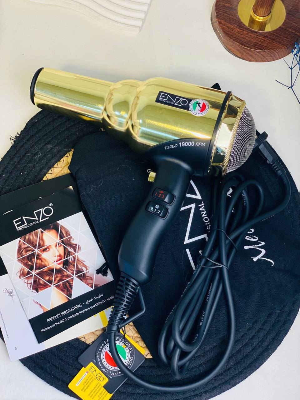 جبنالكم سشوار العمر 🥰 سشوار ENZO للصالونات معدن بقوة 19000 RPM عالي السرعة موديل EN-8228 تجربة احترافية وبسرعة عالية جدآ ✔️💯
أقوى سشوار للبيت و الصالونات
سشوار انزو للصالونات
الأصلي 💯% 🔥صنع ايطالي من إنزو
✅ يمتاز سشوار إنزو Enzo الإيطالي الأصلي بالقوة والمتانة.
✅ يمنح الهواء البارد و الحار بحسب الرغبة
✅ يتمتع بالجودة و النوعية الممتازة.
✅ قوة ضغط لتجفيف شعر 
✅ سرعة فائقة في التجفيف اداء مهني احترافي يدوم فترة اطول 
سشوار شعر ستانلس ستيل “بروفيشنال” ماركة ENZO الايطالية

سشوار الشعر بالماركة الإيطالية إنزو يتميز بلون مميز، ويعتبر مثالي لتصفيف الشعر بسهولة وسرعة في المنزل أو في صالون التجميل ويعتبر هذا المجفف لطيفاً على الشعر، حيث يستخدم تكنولوجيا لتوزيع الحرارة بالتساوي، ويجفف الشعر بشكل أسرع، كما يحتوي على برقائق السيراميك الخاصة التي تحمي الشعر من التلف وتمنحه مظهراً ناعماً ولامعاً
#الاصلي 
المنشأ ايطالي 🇮🇹🇮🇹💯
ماركة اينزوا الاصلي 💯 
السعر 50  الف وبي مجال لليشتري وشرط الفحص بوجود المندوب أي اختلاف بي يترجع وتدللون 
🚘 يوجد خدمة توصيل لجميع محافظات العراق 🚘


**إذا كنت صاحب هذا الإعلان وتريد حذفه لأي سبب، رجاءا أرسل رسالة إلى الدعم الفني**