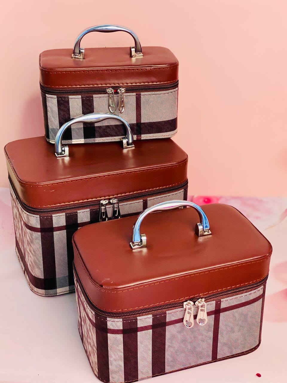 سيت حقائب مكياج "لندن" الثلاثي.. الجمال كله بمكان واحد 🌸. إذا تحبين مكياجج يكون مرتب ومحفوظ وبنفس الوقت الجنطة شكلها يفتح النفس، فهذا السيت إلحاقاً الج! 😉
• ثلاث قياسات: جبيرة، وسط، وصغيرة.. يعني تشيل كل أغراضج من العطور للمكياج لأصغر الإكسسوارات 💄💍.
• الديزاين: نقشة لندن والورد، قمة بالأنوثة والنعومة 🏰🌷.
• الجودة: يدة قوية وسحاب أصلي، يعني كد ومد ومو بس شكل! 💪✨


**إذا كنت صاحب هذا الإعلان وتريد حذفه لأي سبب، رجاءا أرسل رسالة إلى الدعم الفني**