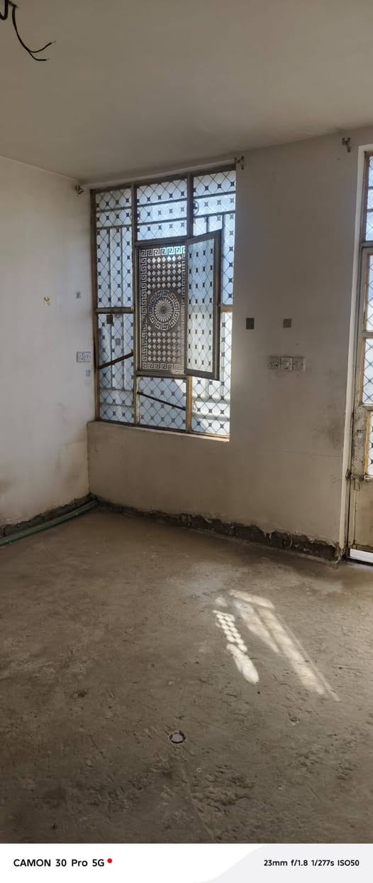 100م حي البساتين حي السلام  شارع حسينيه الصادق طرمه وخدمات وصاله وحولي ومطبخ وخدمات وغرفه نوم  نقص كاشي وتغليف الدرج السعر 55 بي مجال ***********
