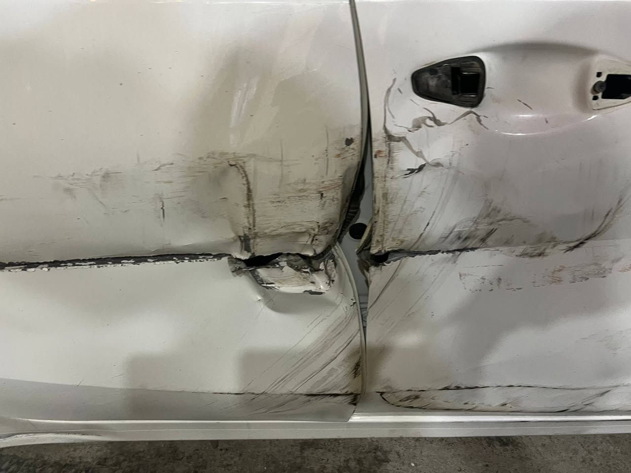 السلام عليكم 
دفع الله ماكن أعظم 
سيراتو ١٩ بغداد انكليزي عداد ٩٥ الف محرك ١٦٠٠
سابق بيه حافه البنيد  وحاليا شوفت عيونكم 
السعر ١٢٠  المكان بغداد
***********
