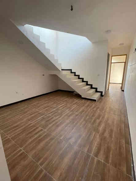 السلام عليكم دار للإيجار بناء حديث نظيف جداً 100 متر طابق ثاني 
يحتوي غرفة نوم، صالة داخلية ، مطبخ ، صحيات ، بلكونة ، بيتوتة وسطح منفصل عدد 2 
المطلوب : عائلة صغيرة حصراً 
نعتذر من الطلاب والموظفين فقط عوائل 
العنوان الدورة ابو طيارة، زراعي شركة المراعي 
للاستفسار واتس أب ***********
