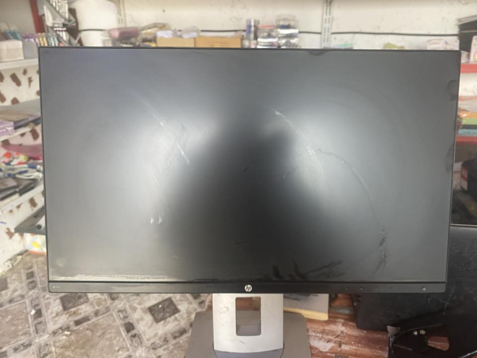 شاشة hp فول موصفات دقة 2k تشتغل عل كيس حاسبه وعل الكامرات وعل البلي ستيشن وعل الستلايت باله ياباني الأصلي بقية الموصفات مذكوره بلصوره متوفر توصيل جميع المحافظات العراقيه 
للتوصل وتساب ***********
