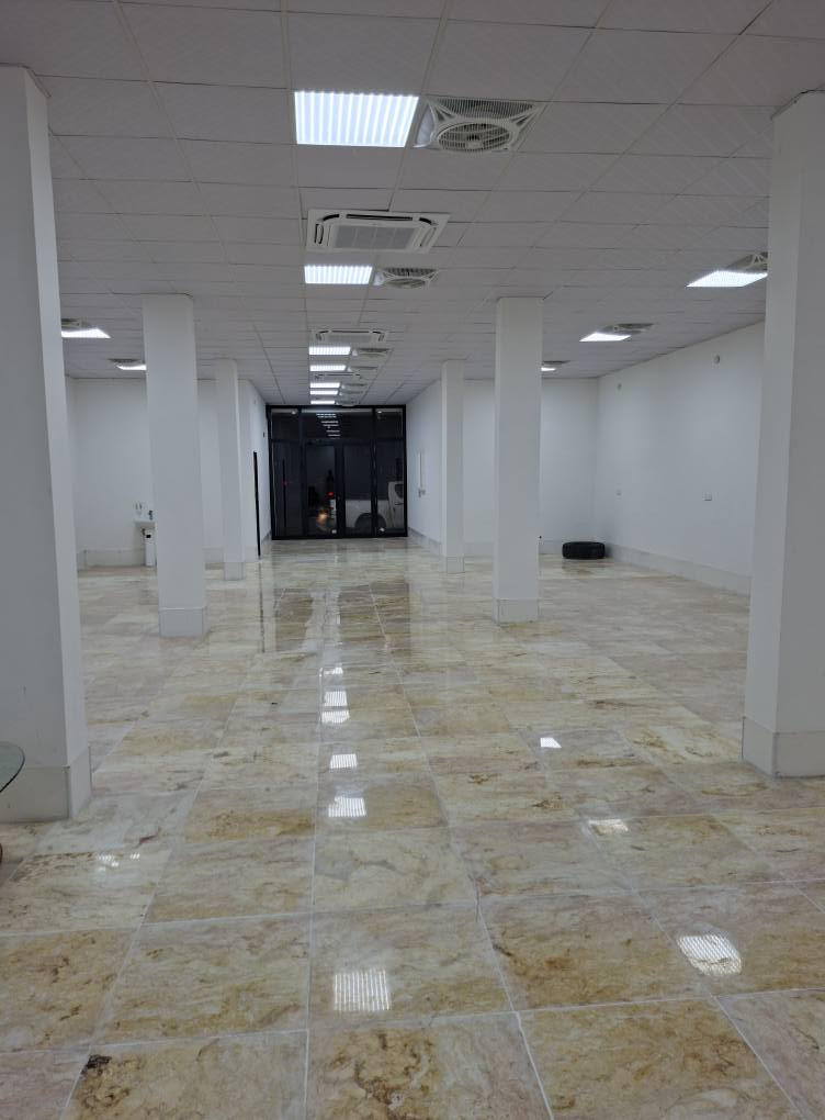 🏢 قاعة تجارية فاخرة للإيجار في البصرة (طابق أرضي - زيرو) 🏢
​المميزات الأساسية:
​📍 الموقع: البصرة - مقابل حديقة ياسين خريبط مباشرةً (موقع إستراتيجي، تجاري، وحيوي جداً).
​📐 المساحة: 160 متر مربع (قاعة واسعة ومفتوحة بتصميم ممتاز).
​🧱 الطابق: (طابق أرضي) يسهل عملية الدخول والخروج ومثالي لخدمة المراجعين والزبائن.
​✨ بناية جديدة بالكامل: القاعة لم تُستأجر أو تُسكن من قبل (جاهزة للاستلام الأول بنظافتها الكاملة).
​المواصفات والخدمات الداخلية:
​الأرضية: مرمر درجة أولى بتشطيب راقٍ ونظيف يعكس الإضاءة بشكل جمالي ومميز.
​التكييف والإنارة: مجهزة بالكامل بمنظومة تكييف مركزي حديثة (سقفي) تغطي كامل المساحة، مع ديكورات سقف ثانوية وإنارة متكاملة.
​المرافق الصحية: تحتوي القاعة على مغسلة خارجية مرتبة + تواليت (مجموعة صحية متكاملة وجاهزة للاستخدام).
​ملاحظة هامة (نوع الإيجار المستهدف):
​القاعة معروضة للإيجار للشركات الاستثمارية، المكاتب التجارية، الوكالات، أو المراكز الطبية والتخصصية او مراكز تسويقي وغيرها 
(نعتذر عن تأجيرها للمطاعم، والكوفيات،
​📞 للمعاينة والاستفسار، يرجى المراسلة على الخاص أو الاتصال *********** البصرة, العراق
