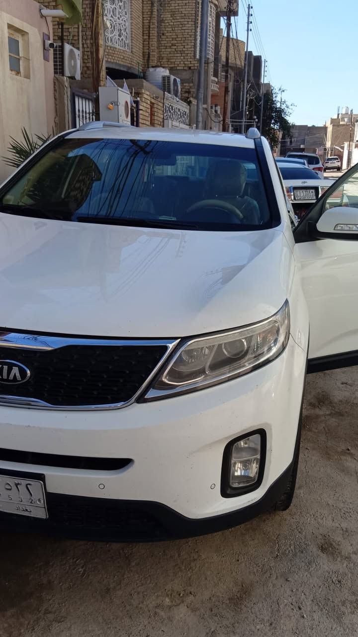 🚗 كيا سورينتو 2015 - للبيع خليجي 🚗 سنوية بسمي
المواصفات العامة:
المحرك: 6 سلندر (V6) - عزم وقوة ممتازة.
السعة: 7 راكب (ثلاثة صفوف كراسي).
المواصفات: فول مواصفات (ما عدا الفتحة).
الإضافات: بصمة تشغيل وأبواب، مرايات شفط، شاشة ترحيب.
 (تخم تاير) جديد.
الحدادية: جديدة وجاهزة (لا تحتاج أي مصاريف).
صبغ في الباب خلف جهة العبري (خلف الراكب).
تعديل بسيط في خشم البنيد
باقي السيارة مكفولة من الصبغ والضرر السعر (190)رقم الهاتف ‭0781 244 3392‬و ‭0777 517 0665‬
