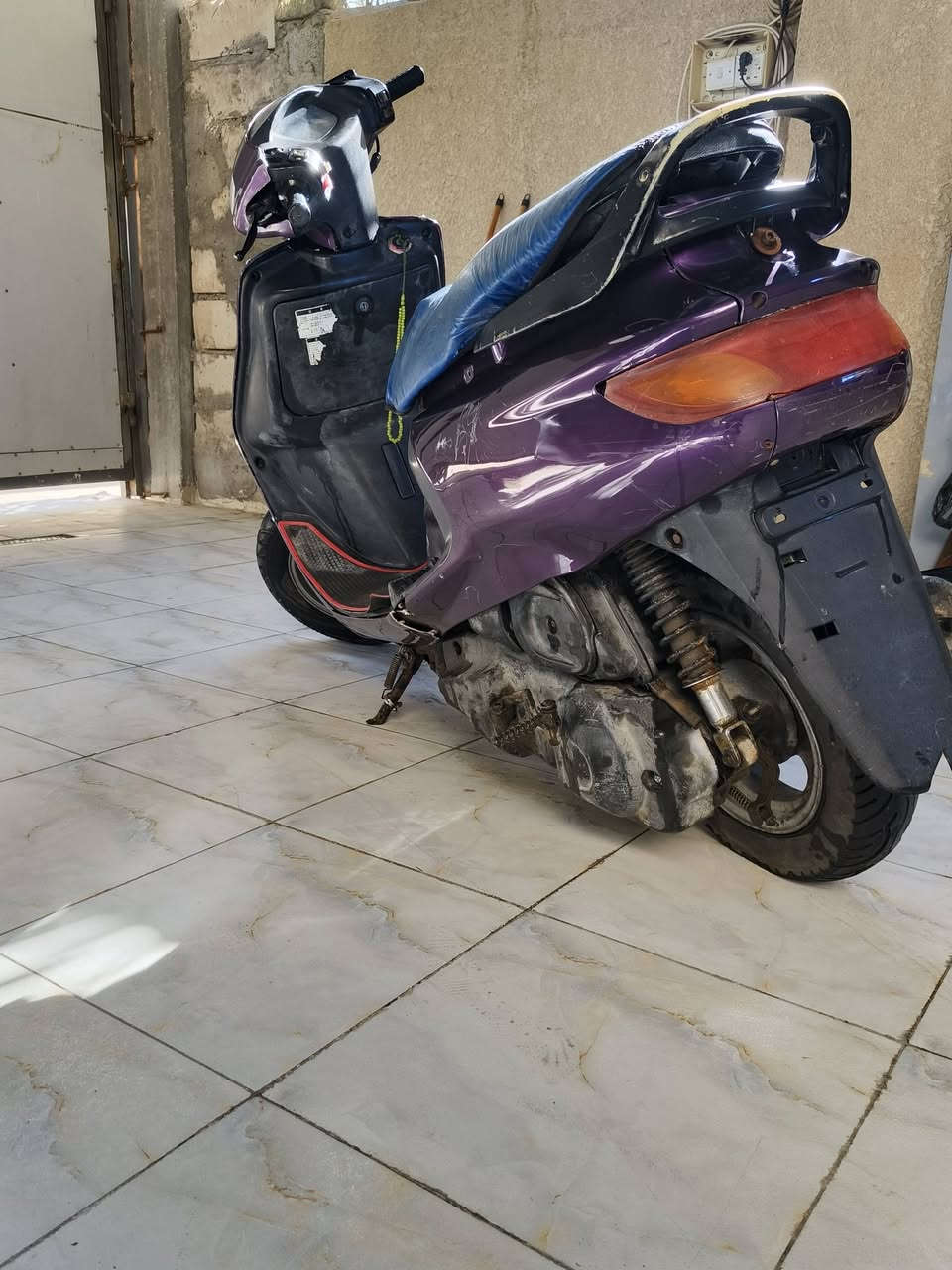 دراجه فراشه نثيه 350 وبيها مجال دراجه صارلها يومين من مجفته بعدها ماساحكه كهربائيات وسلف وهورن شغال حته لايت ناقصها بس، باتري دك سلف واطلع مكينه ناعمه ....هاذه رقمي ***********
