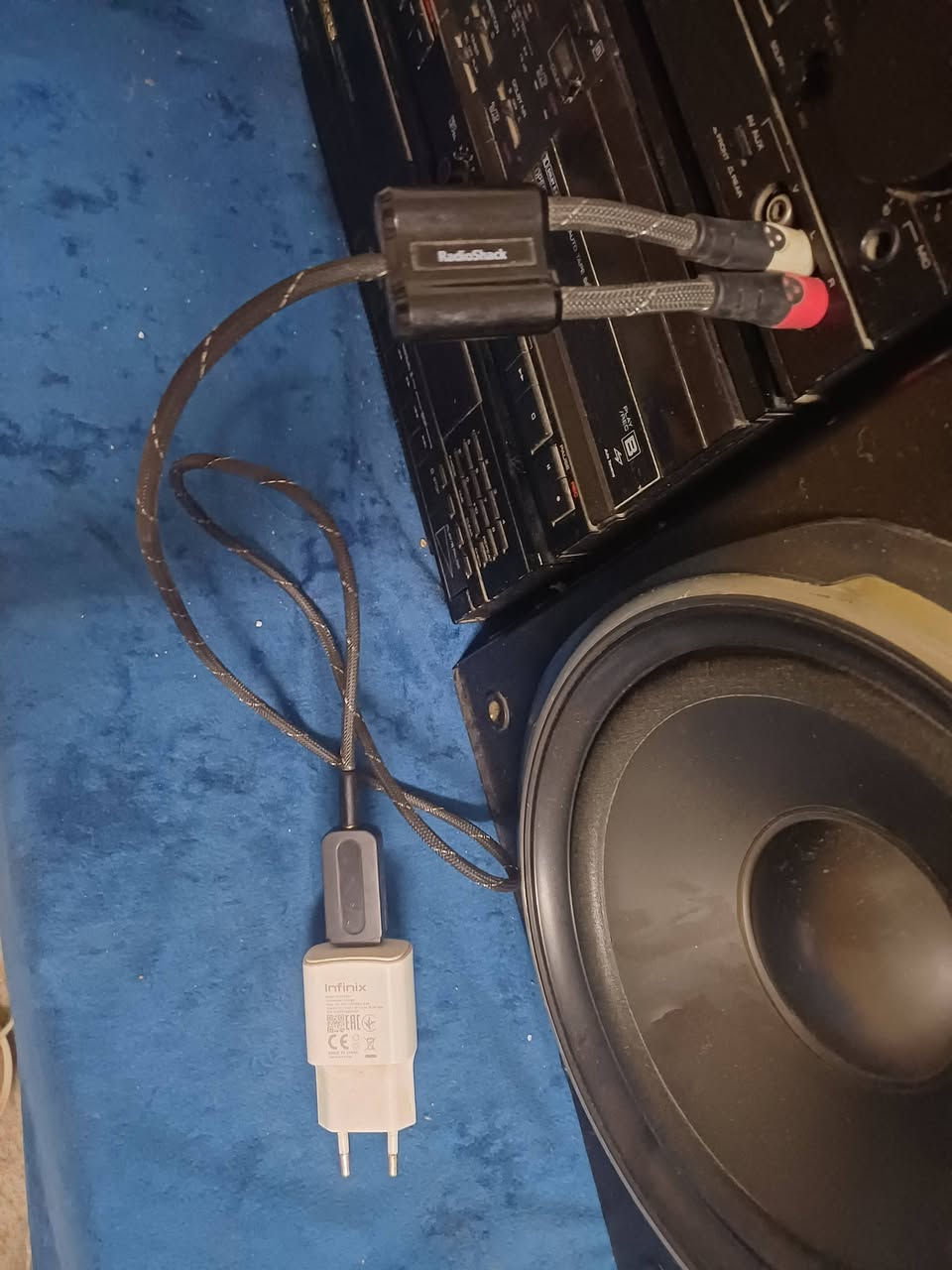 ​الشركة: KENWOOD أصلية( #ياباني )
الجهاز بحالة ممتازة جداً، شرط ما مصلحه ولا مضروب كاوية (كلشي بيه بلاد وعلى وضع الشركة).
​النظام: طقم كامل يضم خمس طبقات  (Tuner / Equalizer / Amplifier / Cassette / CD) مع سماعتين كينوود (3-Way Speaker System) بصوت ونقاوة عالية جداً.
الصوت صافي وجميع الأزرار والإنارات شغالين بدون أي مشاكل  #علما بي ايضا واير ليس يعني تشغل من بعد 
التواصل على خاص او اتصل ***********
