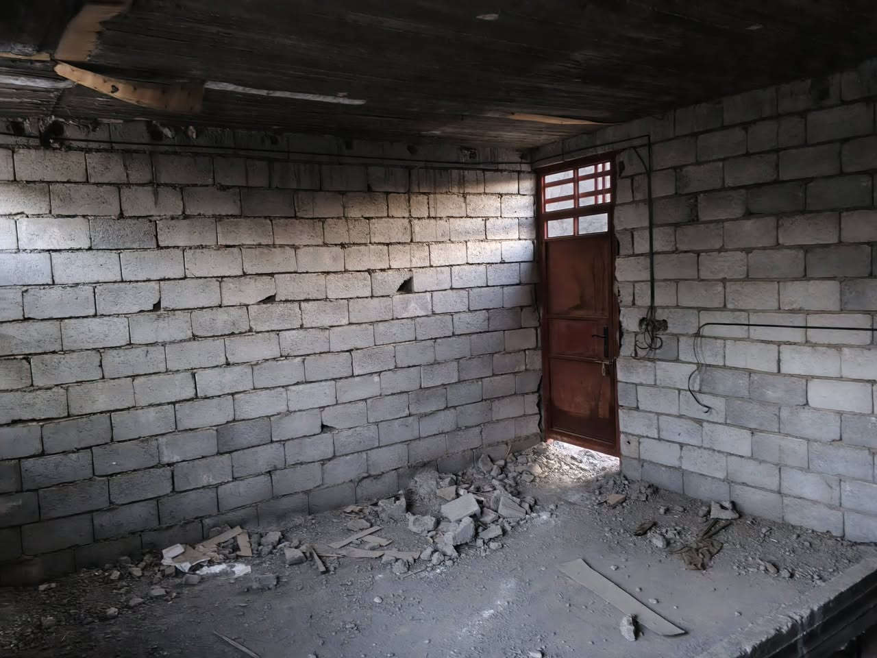 بيت مساحة 165 متر وجه 7ونص نزال 22 طابق واحد غرفتين المراسمة قبل المشروع
بي نواقص غير مكتمل
السعر 75 مليون
موبايل واتسب ***********
