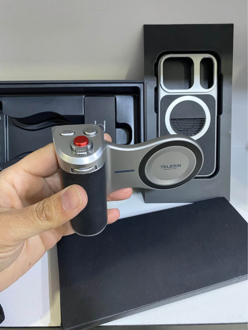 باشترین کوالێتی و نوێترین تەکنەلۆژیا بۆ ئەوانەی حەز بە وێنەگری و ڤیدیۆگرافی دەکەن بە مۆبایل. ئەم دەسکە (Grip) ئەزموونی کامێرایەکی پرۆفیشناڵت پێ دەبەخشێت.
تایبەتمەندییە سەرەکییەکان:
• دیزاین: ستایلێکی کلاسیک و کوالێتییەکی زۆر بەرزی هەیە، دەستگرتنی مۆبایلەکە زۆر ئاسان و جێگیر دەکات.
• تایبەتمەندی MagSafe: بە شێوەی موگناتیسی (Magnetic) بە پشتێنەی مۆبایلەکەوە دەلکێت و زۆر قایمە.
• دوگمەی کۆنتڕۆڵ: خاوەنی دوگمەی (Shutter)ـە بۆ وێنەگرتن و دوگمەی (Zoom) بۆ نزیککردنەوە و دوورخستنەوە.
• کەیس (Case) لەگەڵە: کەیسێکی تایبەتی و شیکی لەگەڵدایە کە بە تایبەت بۆ iPhone 17 Pro دروستکراوە.

تێبینی/ لە ئەساسدا بۆ ١٧ی پرۆیە بەڵام بۆ پرۆماکسەکانیش دەبێت.

ناو کارتۆنەکە چیدایە؟
1. دەسکی TELESIN Master Grip.
2. کەیسی تایبەت بۆ iPhone 17 Pro.
3. کتێبچەی ڕێنمایی.
4. کێبڵی شەحنکردنەوە. بشدار, السليمانية


**إذا كنت صاحب هذا الإعلان وتريد حذفه لأي سبب، رجاءا أرسل رسالة إلى الدعم الفني**