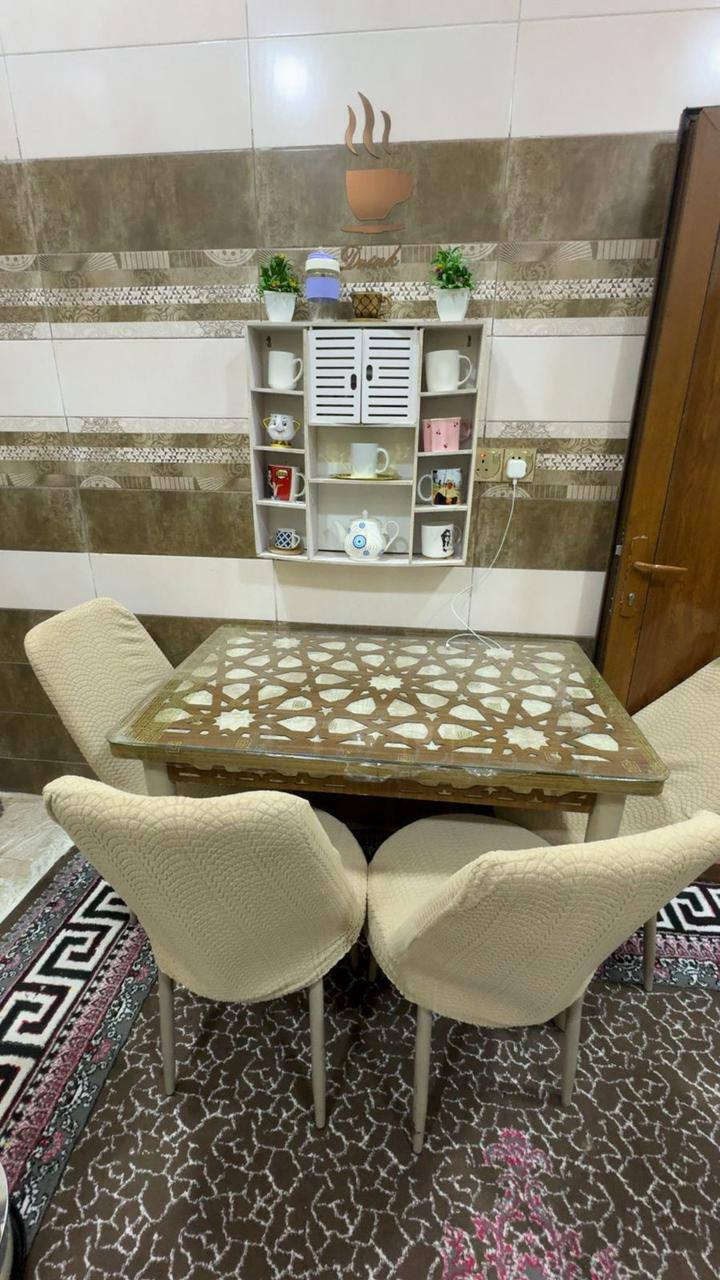 اغراض مطبخ للبيع كاونتر مع طباخ كريازي مع ميز طعام مع ساحبه للاستفسار مراسلة الصفحه او الاتصال على رقم الهاتف ***********
