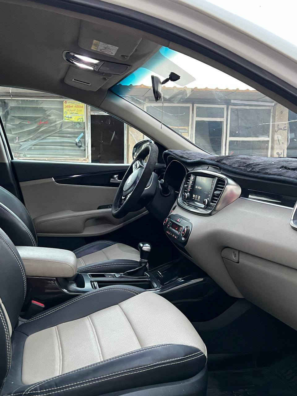 سورنتو 2020 وارد خليجي 
الموديل : 2020 
 الممشى : 200 الف كيلو متر 
 مكينة 3600 ( V6 ) 
الضرر : ضربة بالتكم الامامية اثر حادث عارضة ومعمرة تعمير درجة اولى + صفحة سايق جاملغ امامي تكحيل + خشم البنيد جهة السايق شبر صبغ + بارد وتكحيل باب وجاملغ خلفي عكس السايق + موضحلك صور اثناء التصليح 
  كير ومحرك كفالة 
 رقم بغداد الجديد بأسمي

المواصفات ماعدا الفتحة 
 شاشة حجم كبير
 كشنات الامامية كهربايئة + مساج 
 حساسات  
دفع رباعي 
 سبعة راكب 
السيارة استخدام شخصي ع ايدي ونظيفة جدا ماتصرف عليه دينار وكما موضح بالصور 
العنوان : حلة 
رقم صاحب سيارة ***********
