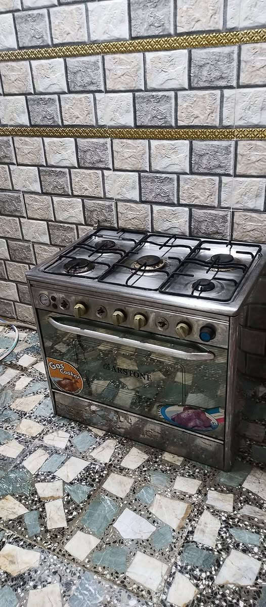 سلام عليكم اخوان طباخ للبيع نقصه رجيلن وجامه تشتغل وفرنه شغال سعره 45 الف قفل  موجود ماسنجر واتساب ***********
