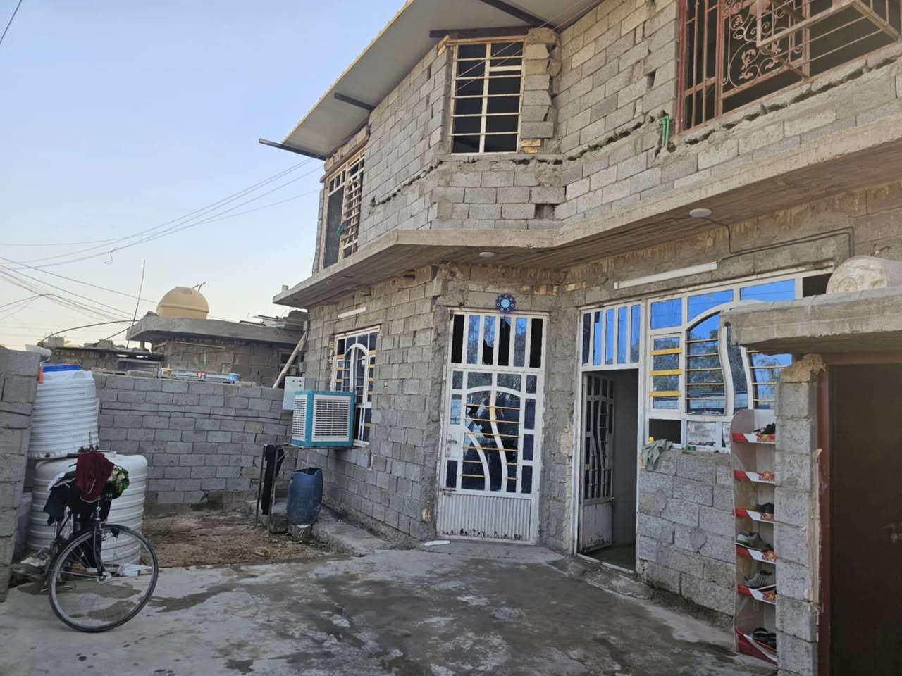 سلام عليكم من رخصت ابو الكروب عندي بيت للبيع في العريفيه بل شارع سواق الشمري مساحه  البيت 250قاطين الفوك سندويج الاستفسار علا هاذه الرقم ***********
