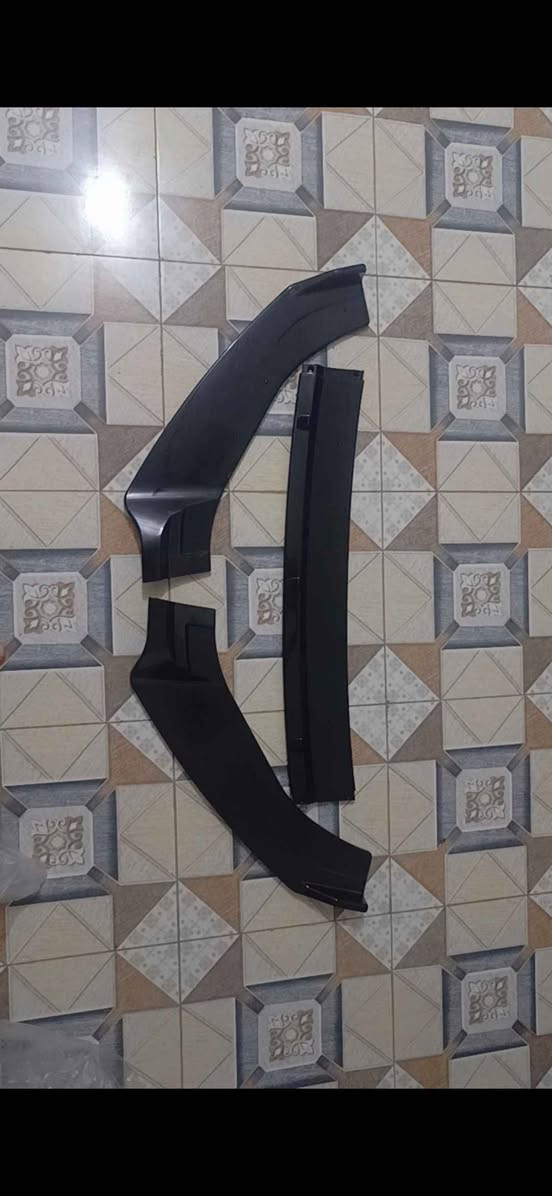 هذه زايدة أمامية للسيارة (لحية صدام) عالمية (Universal) مكونة من قطع متعددة.مصنوعة عادة من مادة ربر ضد الكسر أو بلاستيك ABS.تُضفي مظهراً رياضياً وتبرز جاذبية الواجهة الأمامية للسيارة.تناسب العديد من السيارات الحديثة، مثل دوج تشارجر وهوندا سيفيك، وتتطلب فحص التوافق قبل التركيب بعقوبة, ديالى


**إذا كنت صاحب هذا الإعلان وتريد حذفه لأي سبب، رجاءا أرسل رسالة إلى الدعم الفني**