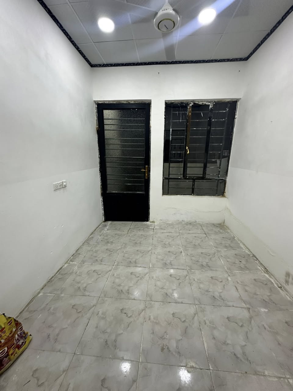 شقة طابق ثاني للإيجار في حي سومر مساحة
100 متر بناء حديث فول سيراميك بورسلين 
زيرو غير مستخدمة 
تتكون من غرفة نوم كبيرة وهول واستقبال وصحيات ومطبخ 
السعر 250 بيها مجال 
الماء والكهرباء على صاحب البيت
موقع مميز قرب مطعم سومر

للاتصال والاستفسار ***********
      ***********
