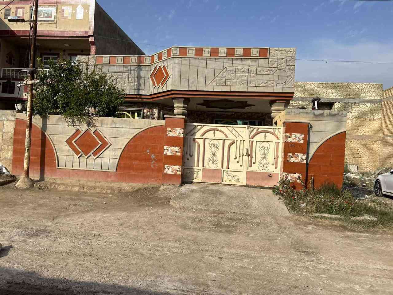 السلام عليكم نبدي بالصلاه ع النبي 

بيت 200 متر كامل مكمل من كلشي شغل درجه اوله من بناء 
وديكور وجبس بورد وارضيه وكل التفاصيل قريب ع شارع الضباط ومدرسه سدرة المتهى البيت غرفتين وحولي جبير وصاله ومطبخ وكراج وحديقه معروض للبيع واي ستفسر خاص موجود ورقامي موجود 
*********** 
‏‪***********‬‏
