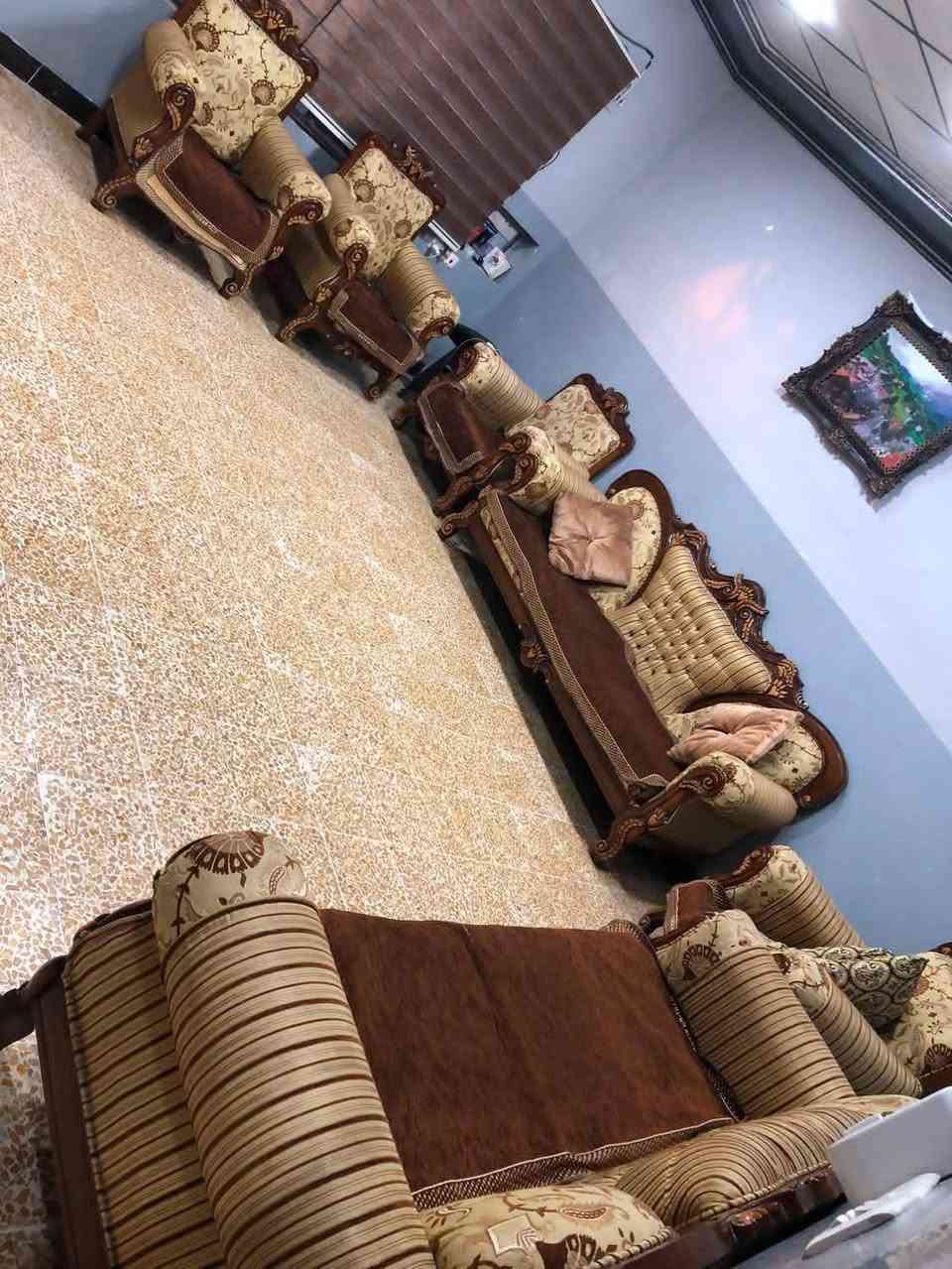 السلام عليكم للبيع قنفات نضافة 100بل 100 تاجات زان وخشب ثقيل 6 مقاعد العنوان موصل جانب الأيمن السعر275 الف وبيها مجال للاستفسار عن ***********

