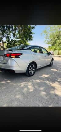 البيع نيسان فيرسيا موديل 21 سياره فول موصفات ماعده الفتحه داخل السياره...