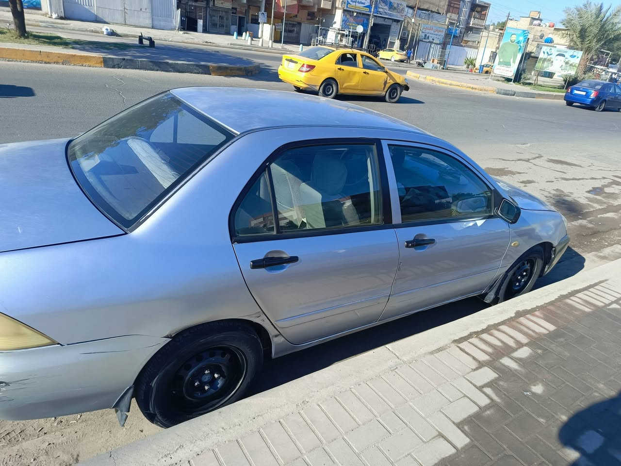 السلام عليكم
لانسر بومة ٢٠٠٦ 
محرك ٢٠٠٠
كير اوتو 
السيارة بيهة بنيد وجاملغ 
 بدون لغد وشاصي 
وباب خلف الصدر تبديل بسبب خياس 
صدر جديد منضومة راديتر جديدة 
شاشة وكامرة شرط ااصلي شغال 
دهن كير جديد مبدل
السيارة رقم بغداد بسمي تحويل مباشر 
المكان حي الامانة أو فلكة سلمان باك 
للاستفسار ***********
