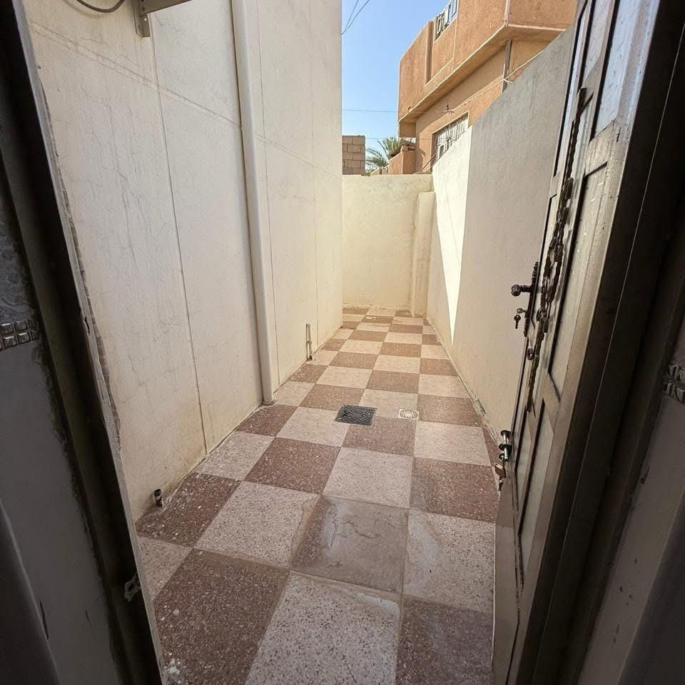 بسم الله وعلى بركة الله دار للبيع طابقين مسلح درجة اولى في الرمادي - الجمعية - قرب جامع اولي العزم مرقم بلديه مفوض للطابو المساحة 361 متر الوجه 16.5 متر الشارع 10 متر مبلط وخدمات كاملة . الدار درجة اولى سنة البناء 2022 * الطابق الاول يحتوي:  كلدور وديوانية كبيرة وصالتين وغرفتين نوم كبيرة ومطبخ حار وبارد ومجمع صحيات داخل وخارج وترك حرف L ومناور عدد 2 وحديقة وكراج كبير ومخزن.  الطابق الثاني يحتوي:  صاله كبيرة وثلاث غرف نوم كبيرة وبلكونات عدد 2 ومجمع صحيات وغسالات  بناء الطابق الاول حجر وسمنت بناء الطابق الثاني طابوق احمر الارضية بورسلين المطبخ والصحيات سيراميك هندي . حزام سيراميك 1.20 متر . الدرج كرانيت مع سيراميك لحد السقف . الشبابيك المنيوم عوازل بالاضافه الى سطح اول وسطح ثاني في الطابق الثاني:  السطح الاول بورسلين السطح الثاني مادة عازلة . يأتي مع الدار كاونتر وسبالت عدد 3 * للمعاينة والاتفاق متوفر واتساب   ***********   لإستقبال عروضكم العقارية بيع ايجار  سكني تجاري زراعي تواصلو واتساب فقط 👇 *********** أعلن معنا لضمان وصول إعلانك لأشخاص مهتمين بشراء عقاراتكم  👍  مع تحيات  عقارات T . A . G . . . #تسويق_عقاري #عقارات #عقارات_الرمادي 
