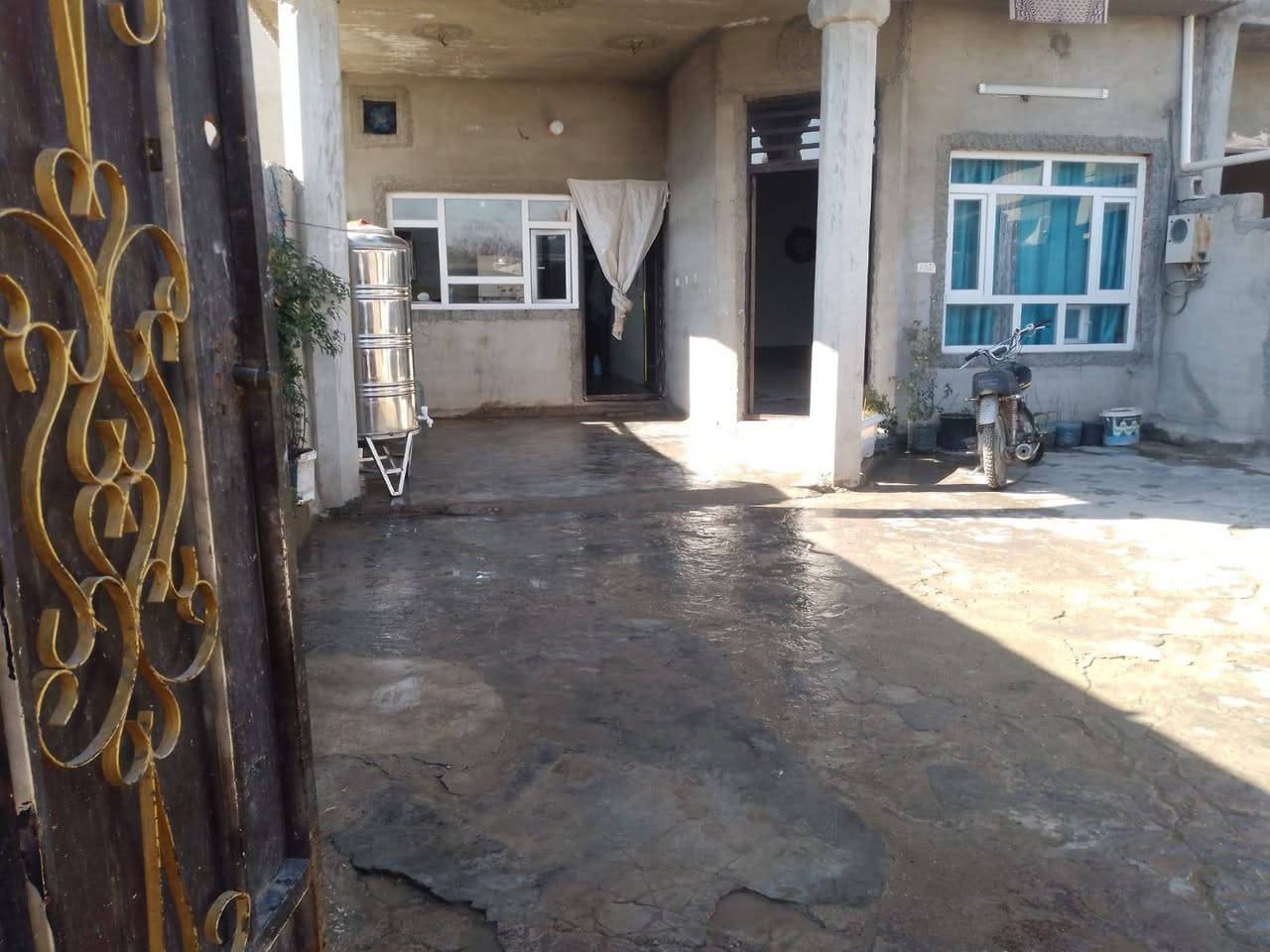 السلام عليكم
دار للبيع مساحة 200 م (طابق واحد) غرفتين نوم + هول + استقبال + مطبخ وصحيات
يتوفر داخل الدار ماء اسالة +ماء غطاس 
العنوان منطقة العادلية سايدين خط السريع مقابل جسر حزيران قرب جامع السلام //السعر 64 وبي مجال
الرقم ***********
