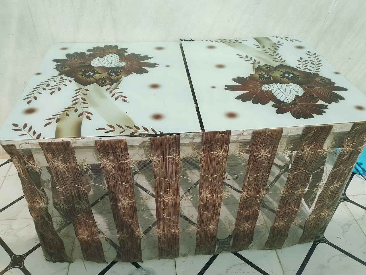 ميز طعام بدون كراسي للبيع السعر 20الف مكان حي العسكري ***********
