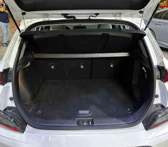 ( HYUNDAI KONA ELECTRIC
موديل : 2023
مرقم بغداد 
اللون : ابيض
المشي : 42000 ميل 
المواصفات : 
- تقطع مسافة 450 كيلو متر في الشحنة الواحده
-لد نهاري 
-كامرة خلفية 
-حساسات خلفية 
-حساسات جانبية 
-حساسات امامية
-تبريد قطعتين 
- كراسي لون ابيض
- كشنات مخمل 
- كشن السايق كهربائي
- تدفئه مقود 
- مانع تصادم
- محدد مسار 
- مثبت سرعة 
- رادار جانبي
- رادار امامي
- مانع انزلاق
-شاشة لمس كبيرة نافكيشن
- سايد بريك بصمة 
- بصمة تشغيل 
- بصمة ابواب
- دخول ذكي 
- تشغيل عن بعد
- نقطة عمياء 
- حساس مانع تجاوز 
- اشاير ب المري 
- سايد بريك بصمة
-كشنات تدفئة تبريد
🔴 الحادث : 
 كما موضح بالصور
دعاميه خلفيه فقط 
السعر$155
للاستفسار :
***********
