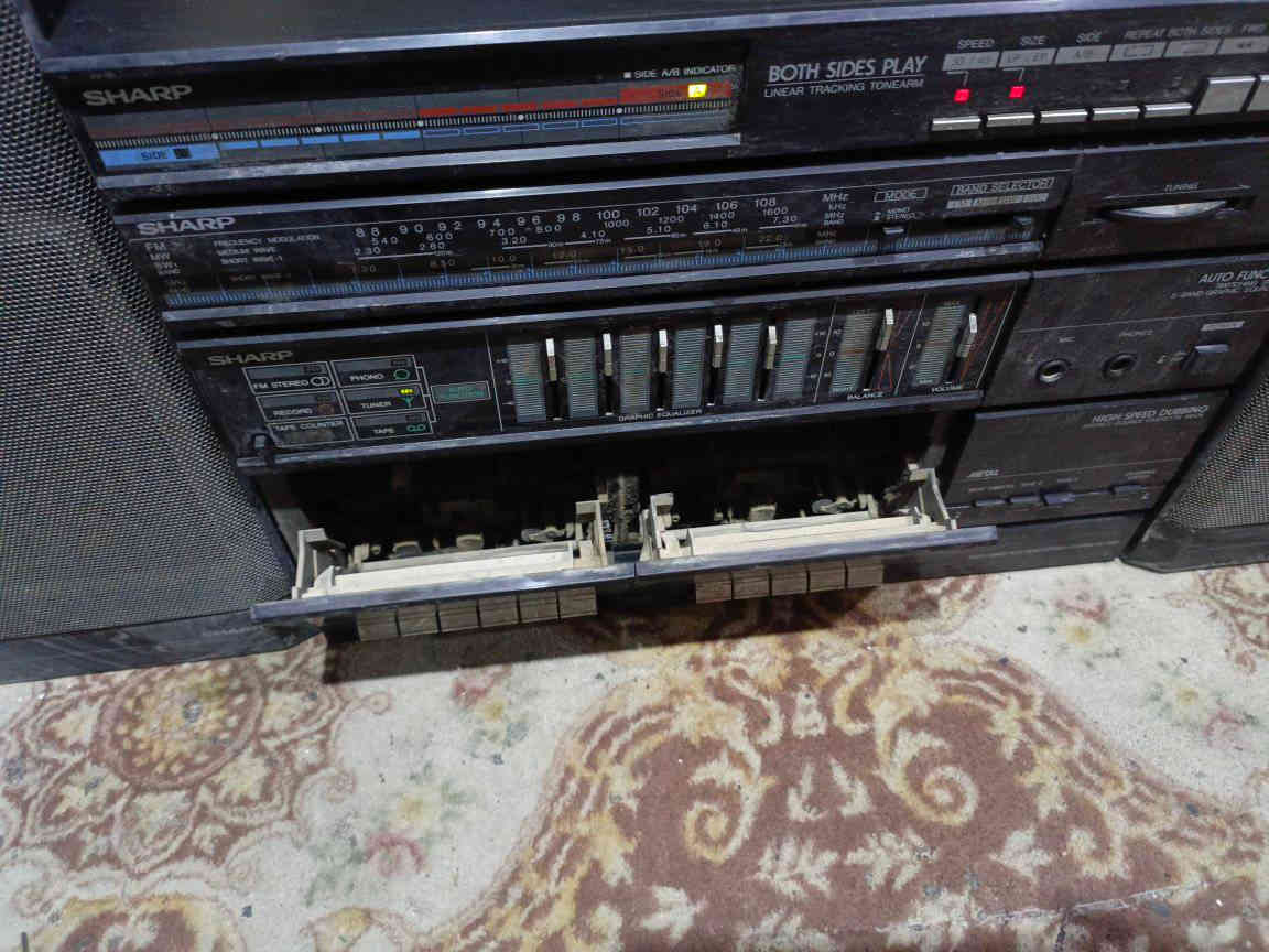 للبيع مسجل راديو اسطوانه شارب ياباني اصلي  يحتاج إلى صيانه وتنظيف الجهاز نظيف بدون تصليح متروك من فتره طويله..
*********** السعر 50 الف يوجد توصيل
