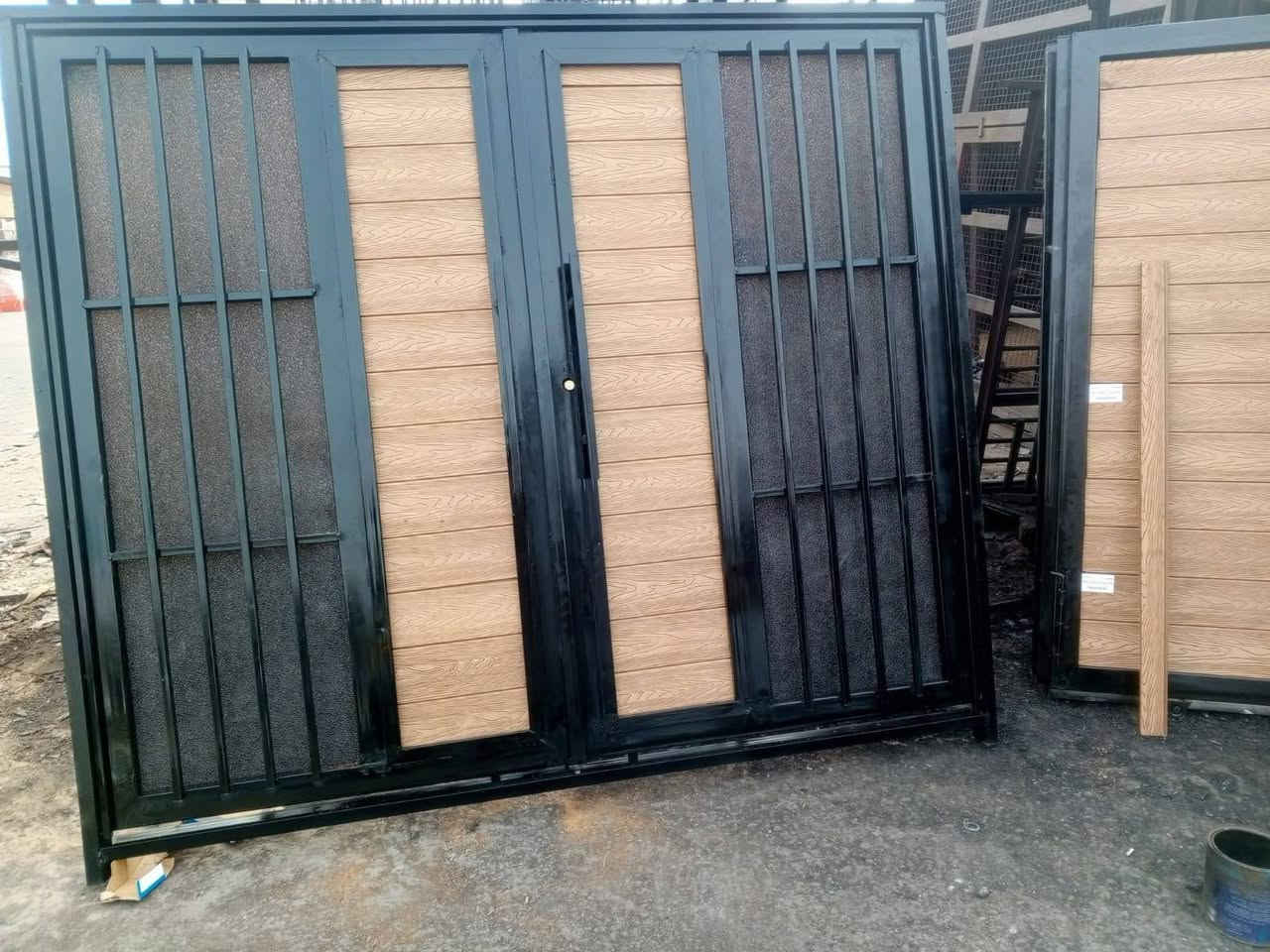 معمل سيد أمجد الموسوي لبيع الأبواب والشبابيك جمله مفرد وب أنسب الأسعار مستعدون لتجهيز المحال ودوائر الدوله *********** الاستفسار الاتصال او المراسله وات ساب
