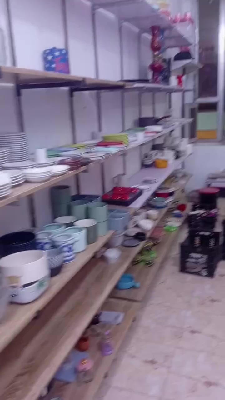 محل للبيع يحتوي على بضاعه فرفوري طابق ثاني موقع تجاري بنص السوك والمحل خير 
من الله  البيع بسبب عدم التفرغ السعر  مليون وربع للاستفسار المراسله على الرقم او لاتصال ***********
