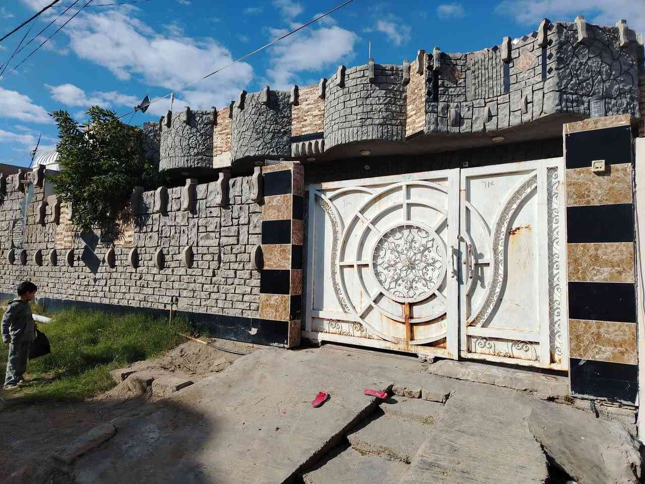 دار للبيع بناء حديث 2019 طابو صرف مساحة240 م مكانه حي الجهاد اول فرع بالقرب من الشارع الجديد واجهة البيت 12 م الطول 20 م يتكون من مطبخ 4×5 سيراميك + (استقبال 5×8 تغليف سيراميك ) +(2 غرف نوم 4×5 تغليف ايزار سيراميك) +(صالة5×8 درج فر) صحيات خارجية +مطبخ حراري+ سطح اشتاكير جديد + ترك خلفي مع جانبي خطوط كهرباء 3 خطوط ماء 2 + بير ماء حلو للاستفسار على الرقم ***********
