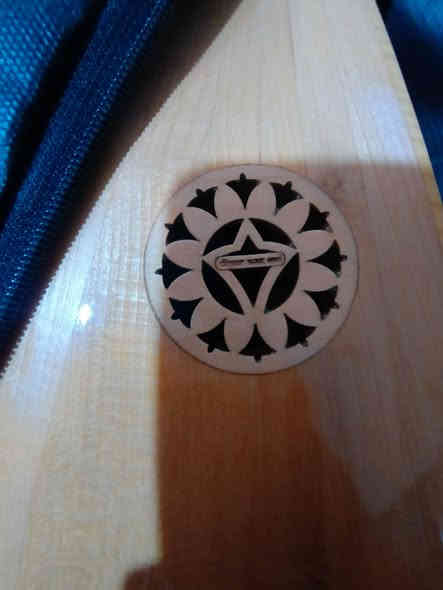 "المعروف لا يعرف" باغلاما زند طويل او مثل ما يسموه طمبورة او ساز من الماركة الشهيرة التركية ( ديار ساز ) قطعة نظيفة وجديدة جداً غير مستعملة اوتار الشركة مع سيت اوتار إضافي وجنطه نقص ريش العزف فقط بسبب عدم شحنهم مع الآلة تگدر تعزف بيهه بريشه عود او غيتار اذا حاب السعر 90 الف دينار المكان ميسان العمارة ماكو توصيل الرقم ***********
