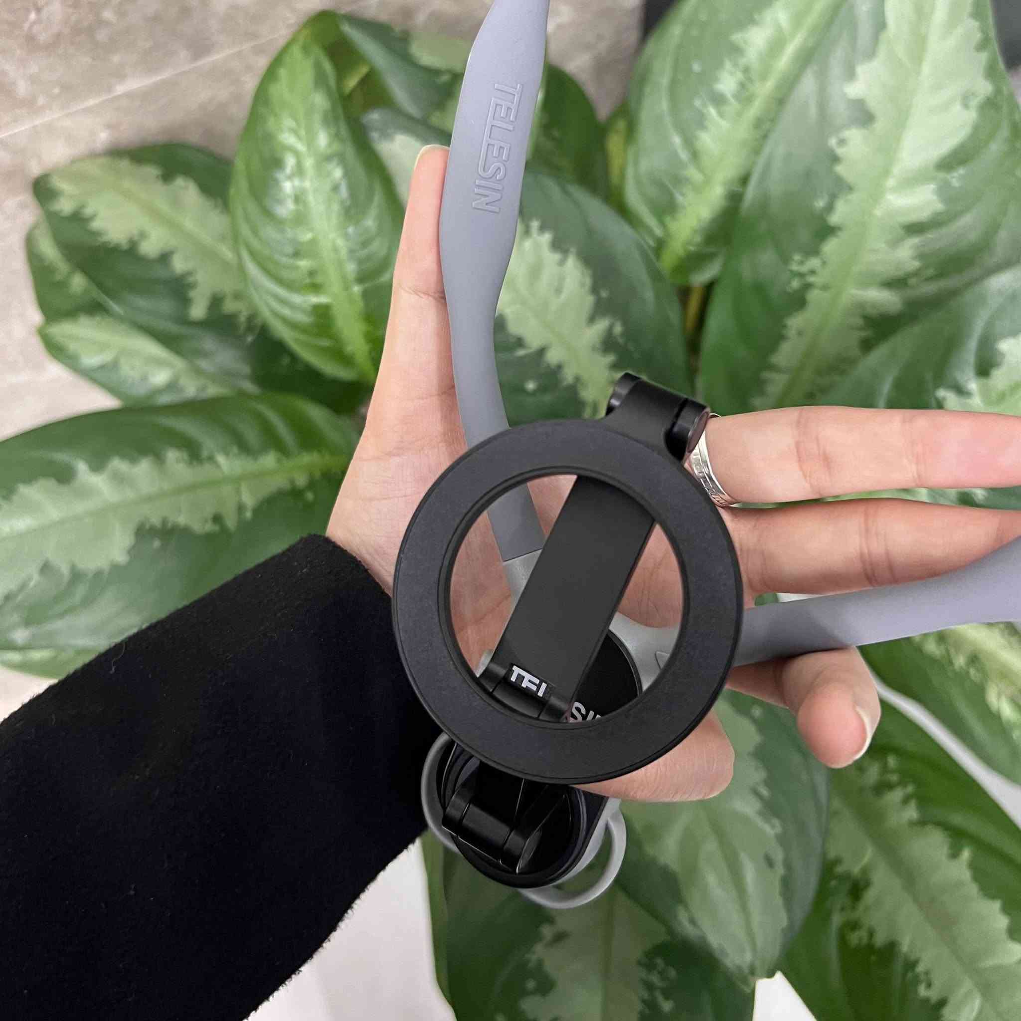 حامل هاتف مغناطيسي للرقبة – (موديل MNM-001)
السعر 23,000
​🚚 التوصيل متوفر لجميع محافظات العراق.
📥 للطلب، اكتب بالتعليقات أو راسلنا على الخاص مباشرة."


**إذا كنت صاحب هذا الإعلان وتريد حذفه لأي سبب، رجاءا أرسل رسالة إلى الدعم الفني**