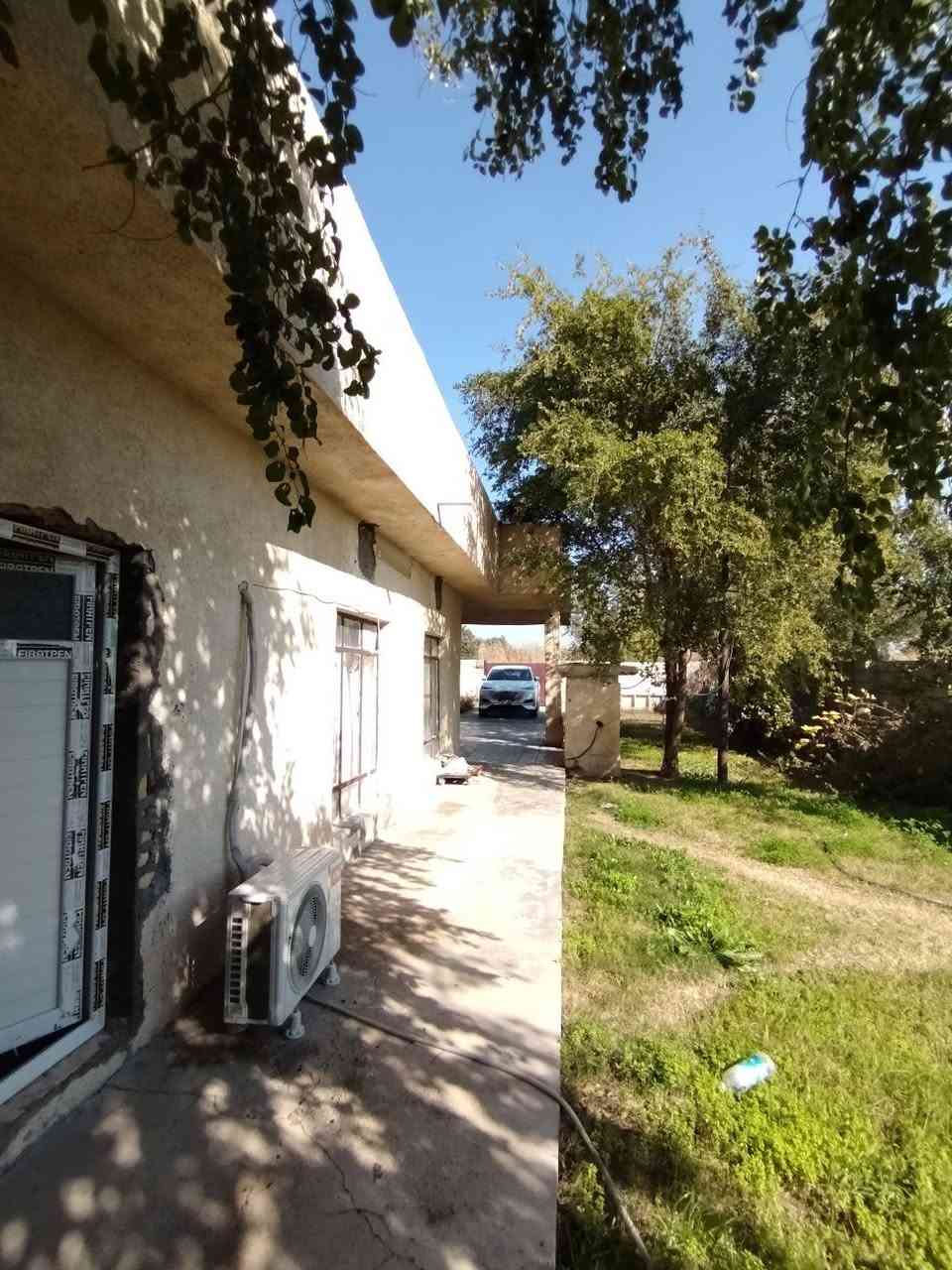 السلام عليكم
 نص دونم 1200 متر سند 25 من ضمنه بيت مساحة 500
 بيت كبير (غرفتين نوم مع مطبخ وصالة واستقبال ومضيف كبير وخدمات داخلية وخارجية) ،( متصل مع البيت ثلاث مشتملات كل مشتمل بي غرفه نوم وصاله ومطبخ وخدمات) ، في منطقة المكاسب شارع حسين الصافي قبل تقاطع الدور

***********
