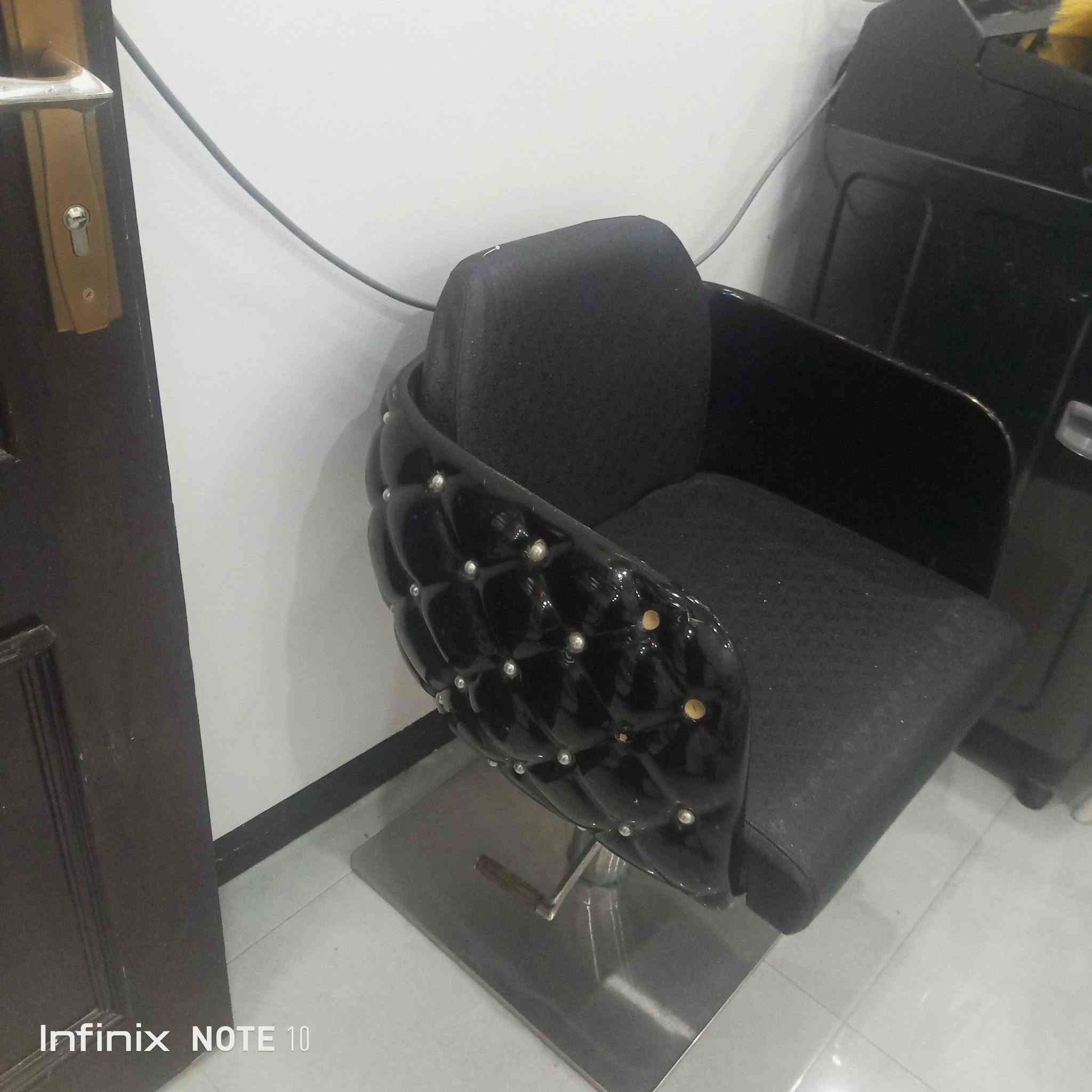 عندي كراسي حلاقه عدد ٢ للبيع اتصل على رقم ***********
