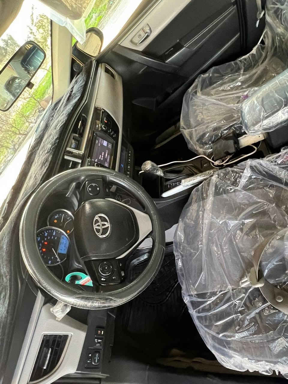 سلام عليكم كورلا موديل 2014.                             السياره حلو او خير من الله حداديت السياره 100/100كوليته جديد كير السياره جديد مكينته حلو خير من الله السيار بيه منضومته زنون عليه بچمه امحدث نضام ECO اقتصادي كولش تايراته نضيف نسبت 90/100 ضربتهً ماواصله شواصي صور الحادث مالته منشورات السعر 120او بيه مجال حك الجيه مكان السياره بغداد الكاظمية رقمه انكليزي رقميه ***********
