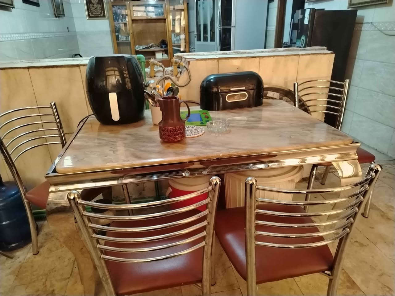 ميز طعام مرمر السطح وكراسي ستيل الدوشمه جلد *********** اللهم صلي وسلم على نبينا محمد وعلى آله وصحبه أجمعين بغداد, العراق
