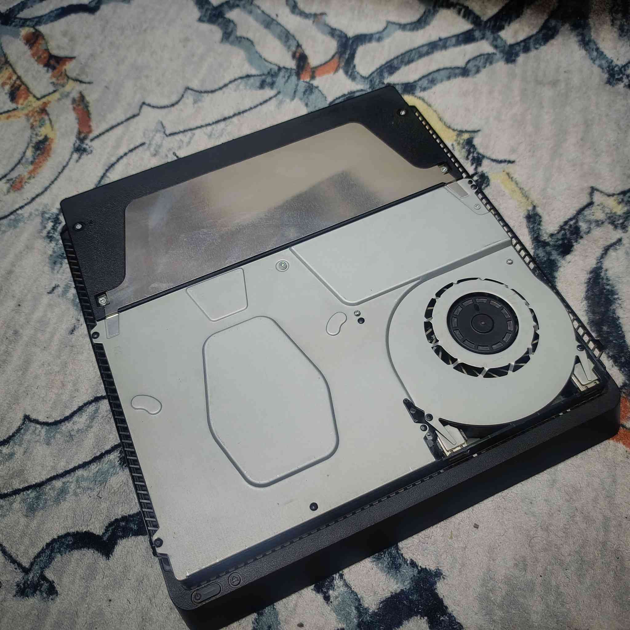 سلام عليكم من رخصه الادمن بلي 4 كامل الملحقات مع 3 جوستك 3اقراص فيفا 18 وبيس 18 واله الحرب جزء 3 تجي تشوف وتفصح براحتك سعر 255 وشراي يدلل هذا رقمي ***********
