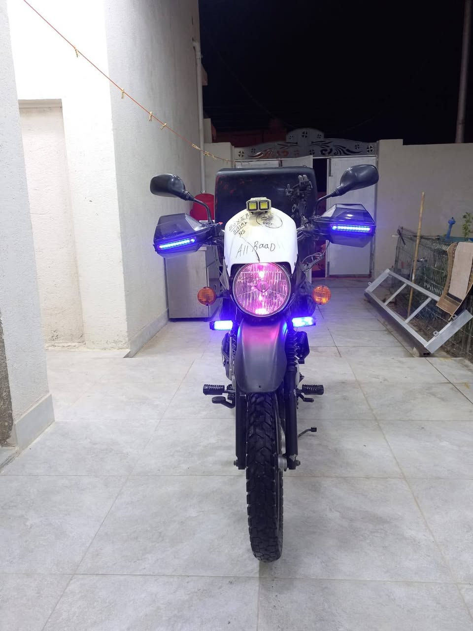 السلام عليكم
بوكسر ٢١ رقم وسنويه دراجه جديدة ما متعوبه 
مفتوحه بس مرة وحده فتحه وغراض كلهن مال شركه 
السعر( 2) مليونين وبيه مجال كلش قليل  
***********ما متوجد خاص
