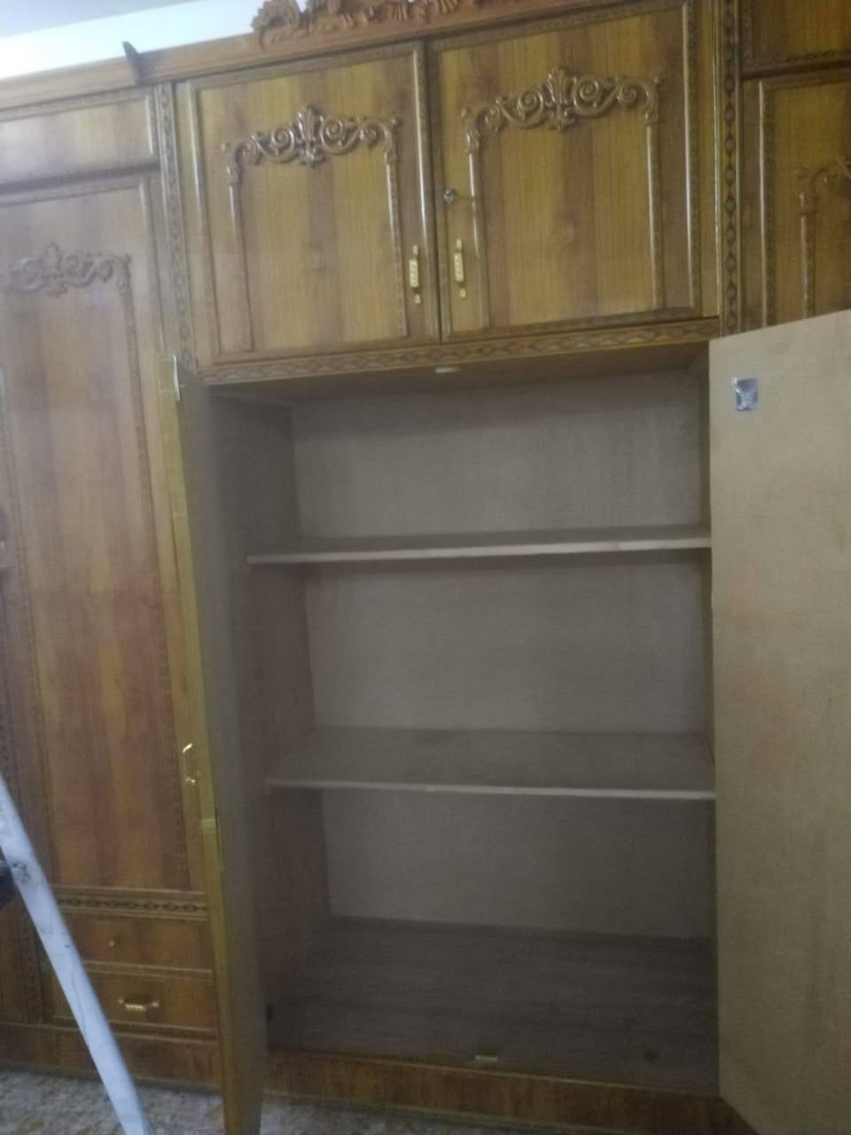 السلام عليكم غرفة اخشاب تفصال غرفة جبيرة وضخمة واستعمال قليل كنتور ٦ قطع وزاوية قطعتين بدون ضرر العنوان مدينة الصدر الرقم *********** السعر مليون و٥٠٠
