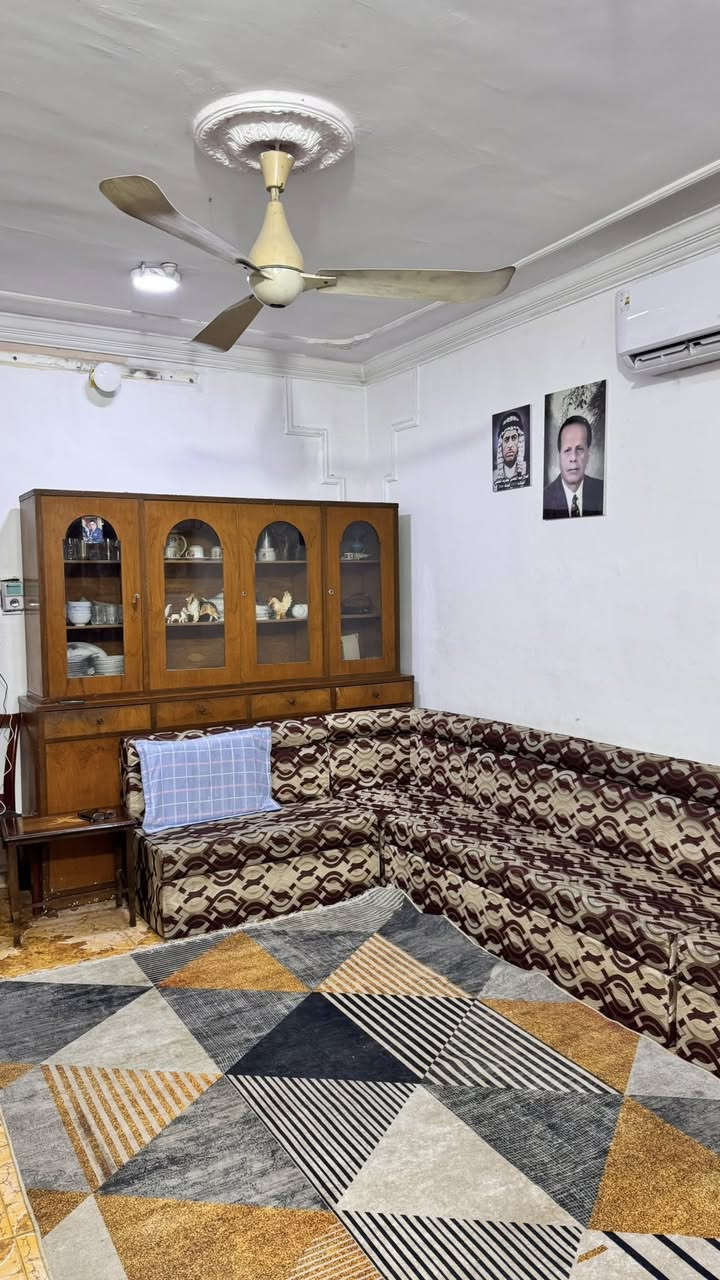 السلام عليكم بيت للبيع في منطقة الجبيلة الشارع المقابيل مستشفى الشفاء مساحة البيت ٢٥٠ متر بناء ٢٠١٠ يحتوي البيت على كراج وحديقة  والطابق الاول غرفتين وهول ودوانية وصحيات ومطبخ والطابق الثاني ثلاث غرف وصحيات السعر ٤٥٠مليون وقابل للتفاوض للاستفسار *********** عقارات الميزان
