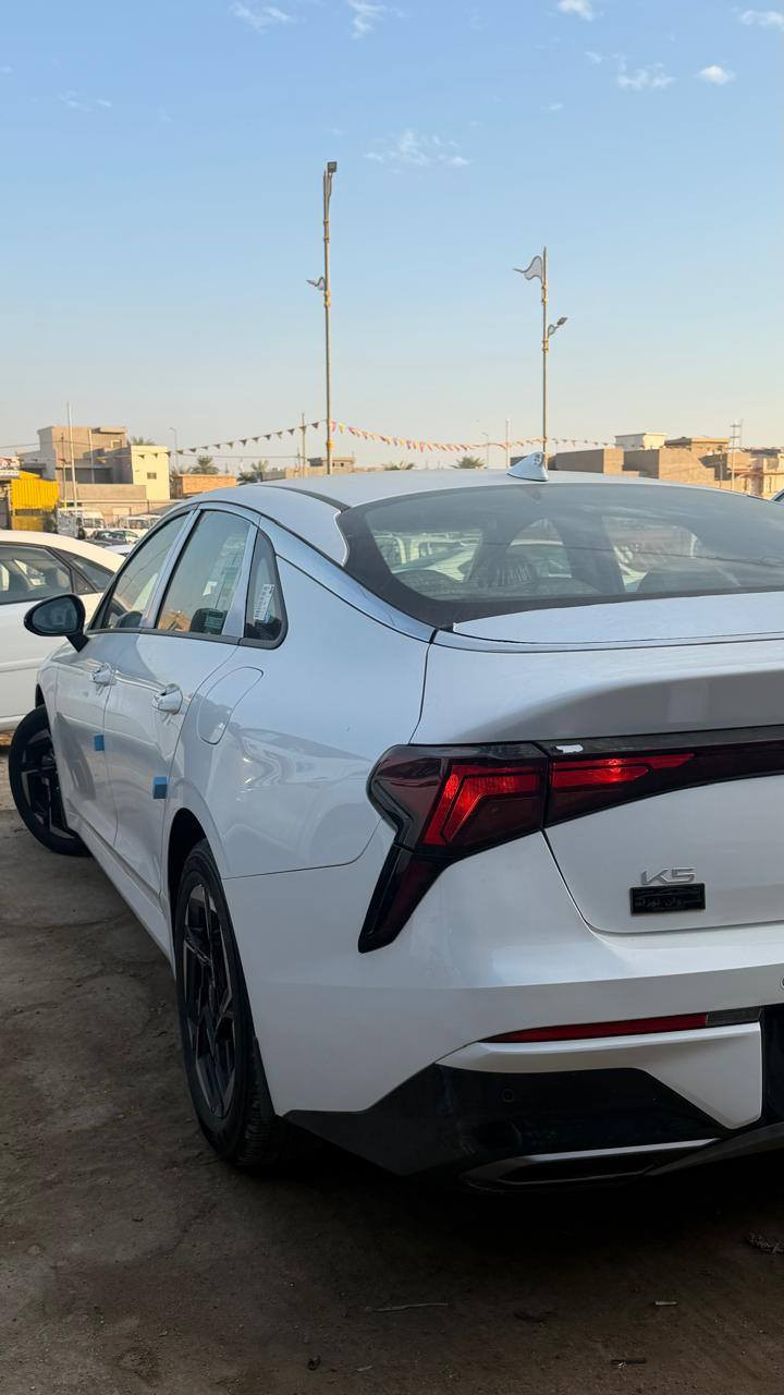 #مستخدم  
#السعر 225 $ معروض 
🔥 KIA K5 2025 🔥
🚘 مرقم أربيل🚘 
‼️ انتبه ‼️ 🔧 خاضعة للضمان لمدة خمس سنوات 
📃 اليكم التفاصيل الآتية 👇🏻
🚘 خليجي 
🚘 16 km ألف 
🚘 موديل 2025
⚙️ حجم المحرك 4Cylinder 2.5L 
⚙️ مرتبط بناقل حركة أوتو 8 نمر
🔑 مفتاح التشغيل بصمة  
🔑 تشغيل عن بعد 
🚗 دفع ثنائي FWD
‼️ اريل نفكيتر 
📍حساسات أمامية 
📍حساسات خلفية 
💡لايت زينون + LED 
🚘 دخول بصمة ذكي 
🛞 حجم الاطار 215/55R17
🛞 ويل كب 17
🛞 هاند بريك كهرباء
🛞 4 دسك
✨️ اشارة في المرايا الجانبية 
✨️ المرايا قابلة للطي كهرباء 
🎈عدد AIR BAG 2
🚗 ا ABS 
🖥 دشبول شاشة ديجيتال 
🖥 شاشة Apple Car play 
📷 كاميرا دوارة 
💡الانارة الداخلية LED  
🛣 مثبت السرعة Cruise 
🎶 المودات والاوامر الصوتية 
🎶 ا Bluetooth / T YPCE 
⚡️مخرج منفذ الطاقة 
🔍فحص نظام السيارة 
💺تتسع المقصورة ل 5 ركاب
💺المقاعد جلد 
💺حركة مقعد السائق كهرباء 
👶 مثبت مقعد الطفل ISOFIX 
❄️ تبريد شاشة لمس مناخين منفصلين 
❄️ قطعتين تبريد 
🚘 أوضاع القيادة Drive Mode 
🚘 أوتو هولد Auto Hold 
⛷️ نظام مانع الانزلاق 
🥤حاملات الأكواب 
🚘 تطعيم الدواخل ألمنيوم 
🦅معرض ألظلال المركزي 🦅

اي استفسار عن طريق الاتصال فقط غير متواجد ع الانترنت

واسط الصويرة شارع المعارض الرئيسي 

***********    واتساب

***********    واتساب
