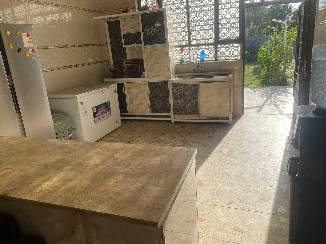 بيت مساحه 1000متر سند 35منطقه السياحي خلف مدرسه مسقط قرب السده يتكون البيت من غرف عدد2 غرفه 5/50في4
والثانيه 7/50في4/50 داخل الغرفه حمام +منزع. يعني سويت صاله 8في4 مطبخ عدد2حار وبارد حمام 2/50في2/50 نقص البيت استقبال ودرج وبضهر البيت مسبح 6في3 قيد الانشاء
السعر100قابل للتفاوض 
هاتف ***********
