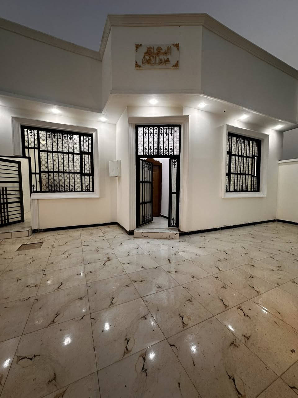 سلام عليكم دار سكن للبيع ابو خصيب كوت الحمداني قرب المدرسه الصفره طابو زراعي عراقي  مكون من 2 غرف وديوان وصاله كبيره وصحيات ومطبخ + صحيات خارجيه داخليه + كراج  متوفر كل الخدمات علا تبليط مباشر مساحه اللبيت 200 متر السعر 95 وبي مجال استفسار ع رقم ***********
