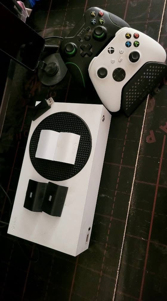 السلام عليكم للبيع سيريس اس نظافة 99 بالمية لوك ما مستخدم هواي ابداً ويا جوستك اضافي وقاعدة شحن للجوستكات سعرة 300 الجهاز نظيف جداً استخدام بسيط كامل ملحقات وكارتون للتواصل ***********
