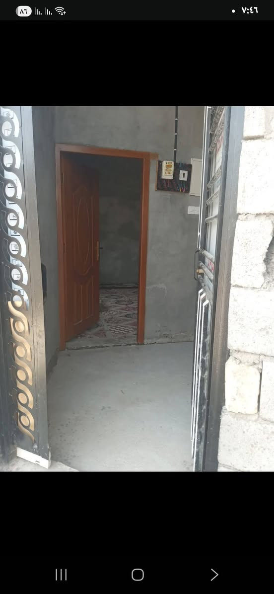 سلام عليكم  عندي 🏠 للبيع مساحه 200متر  بصره ابو خصيب طريق الصحراء يتكون من غرفتين وديوانيه وصاله مطبخ صحيات داخليه وخارجيه مناور 2 علمن نقص البيت سيراميك وسقف ثانوي وبياض مجاري على النهر الاستفسار اتصال على الرقم ***********
