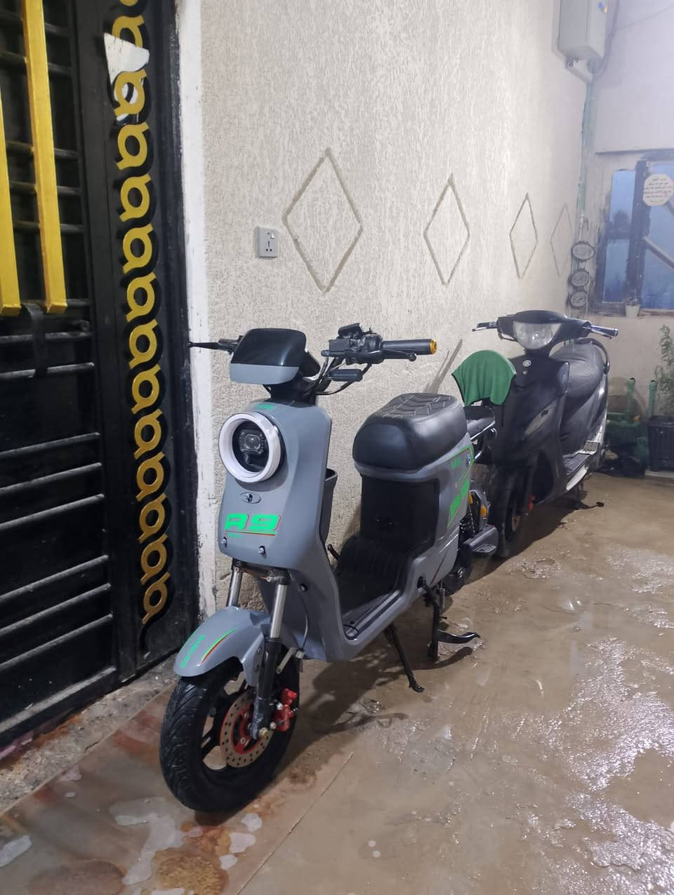 سلام وعليكم دراجة R9 للبيع موديل 2026 لون اسمنتي بطاريات كفاله الدراجه استخدام شهر ونص السعر 500 مكاني ابو الخصيب ***********
