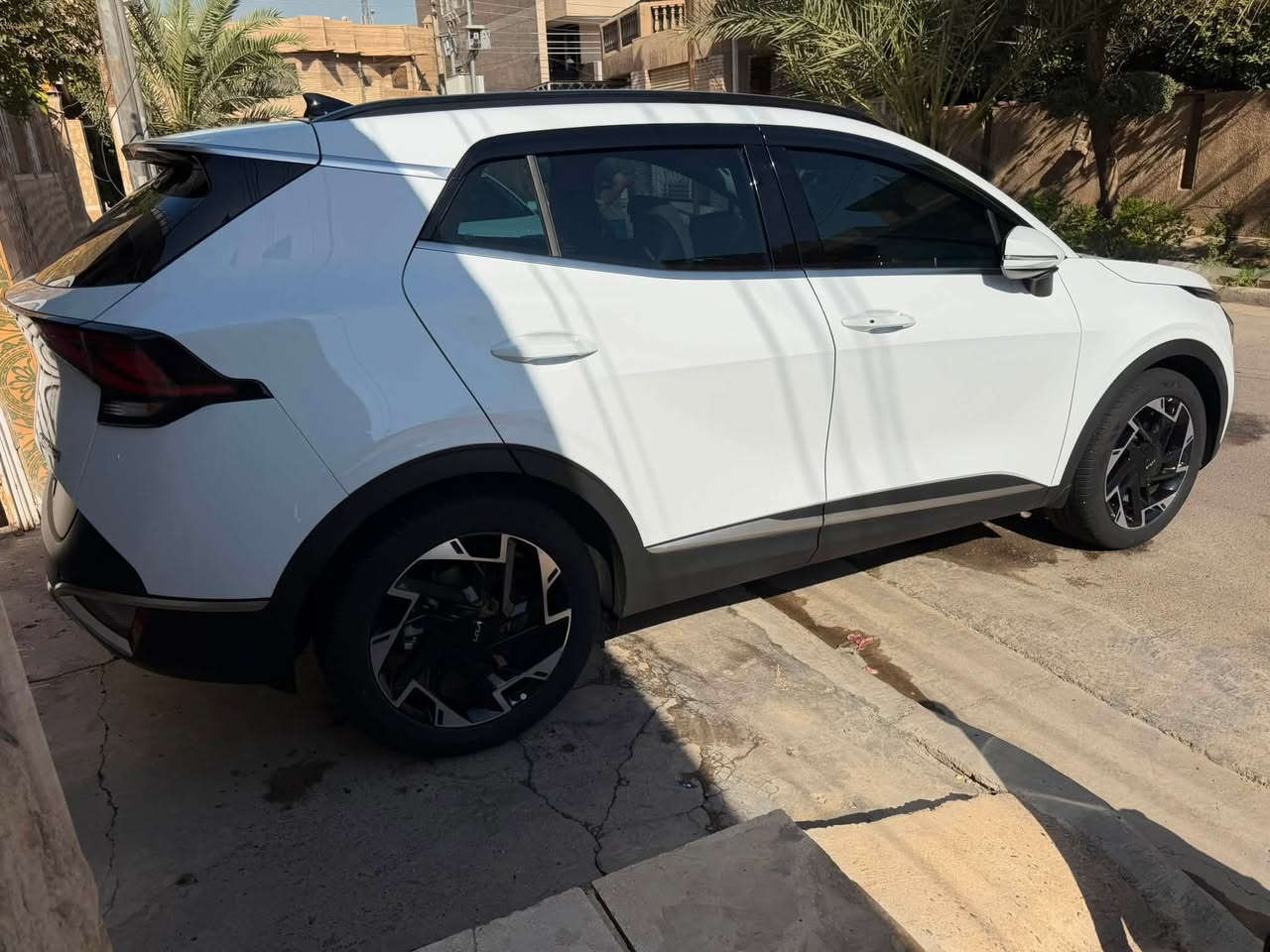 للبيع: كيا سبورتاج (Kia Sportage) - Black Edition
سيارة بحالة الشركة ونظيفة جداً (مثل الزيرو)
المواصفات والتفاصيل:
 العداد (المسافة المقطوعة): 41,650 كم فقط.
 الرقم: أربيل [ 22K 84908 ].
 اللون الخارجي: أبيض ملكي مع تطعيمات Black Edition وسقف بانوراما بالكامل.
 الداخلية: لون بيج / رصاصي فاتح ملكي، تصميم عصري ونظيف جداً.
أبرز التجهيزات والمميزات:
 سقف بانوراما بالكامل.
 ويلات رياضية كروم × أسود قياس 19 بوصة بحالة ممتازة.
 تدفئة مقاعد (كشنات) + تدفئة عجلة القيادة (الاستيرن).
 هاند بريك إلكتروني (EPB) مع نظام Auto Hold.
 أنماط قيادة متعددة (Drive Mode) + نظام نزول المنحدرات (DBC).
 شاشة لمس كبيرة تدعم Apple CarPlay و Android Auto + كاميرا خلفية.
 دخول وبصمة تشغيل + تشغيل عن بعد.
 حساسات ركن أمامية وخلفية.
 إضاءة LED نهارية بتصميم حديث.
الحالة العامة:
 السيارة مكفولة ونظيفة جداً، جاهزة للقيادة ولا تحتاج أي مصاريف.
السعر: 225 ورقة ($22,500) 
الموقع: بغداد - السيدية
للتواصل والاستفسار: ***********

السيارة بيها سنوية تضليل تخلص بعد سنة
