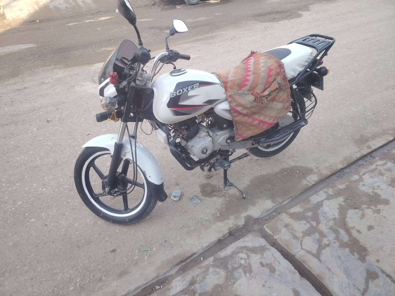 السلام عليكم بوكسر للبيع موديل 20  امرقم بسمي نظافة 100٪ اي نقص مابي بس باتري خير من الله السعر 1600 وبي مجالل
الرقم ***********
