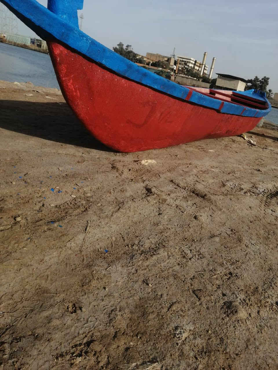 بلم فيبر كلاص قطع الطول 13ذراع بلم نضيف وحلو مكاني بلكرمة الشراي واتساب وانا بالخدمه السعر 400وبي مجال قليل ***********بلم حلو ومصبوغ جديد
